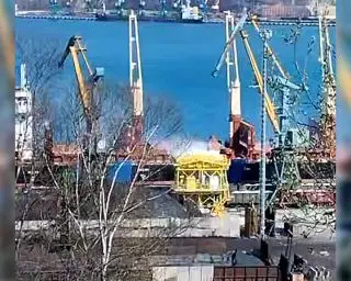 В порту Находке под сопкой Тобольской.
