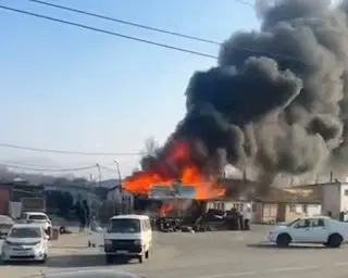 В Находке горел рынок автопокрышек.