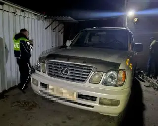 В Находке водитель на Лексусе сбил га тротуаре 18-летнего пешехода и скрылся.